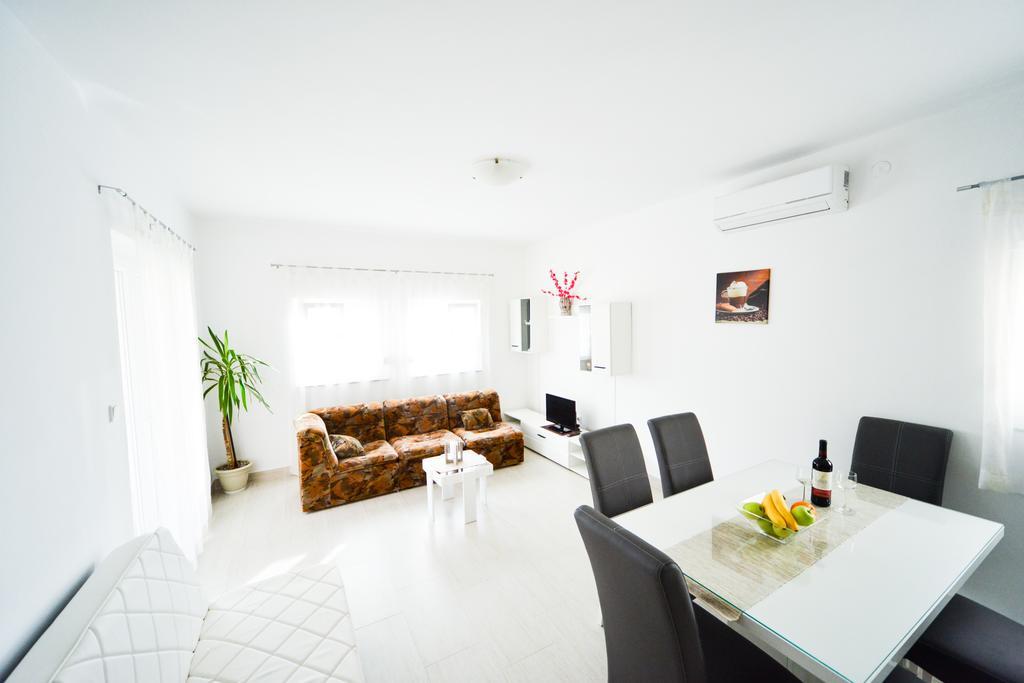 Apartments Valentina Petrcane Exteriör bild